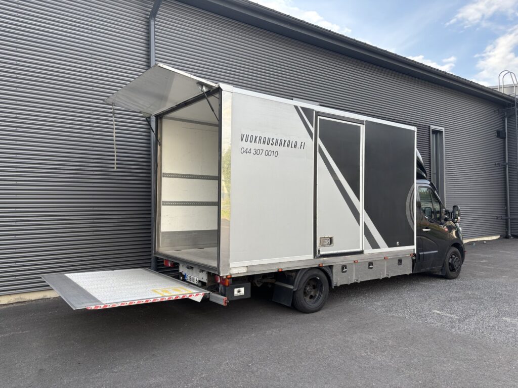 koppipakettiauto takanostimella