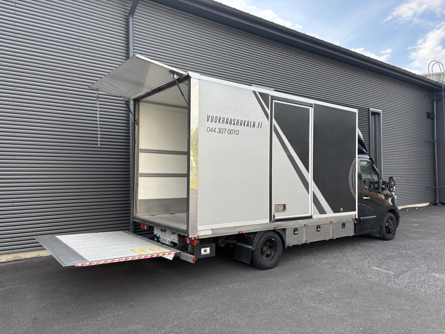 koppipakettiauto takanostimella