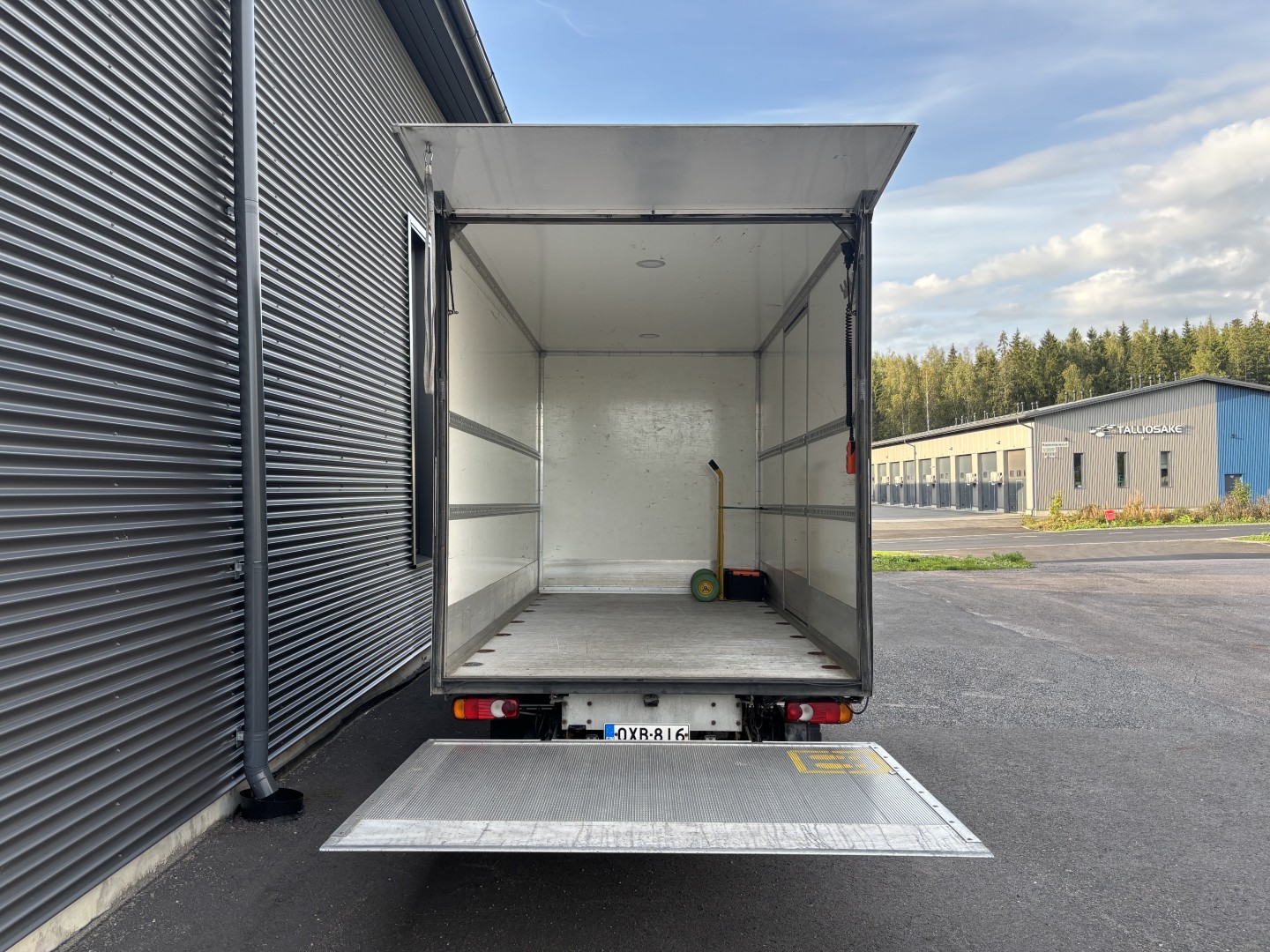 koppipakettiauto takanostimella