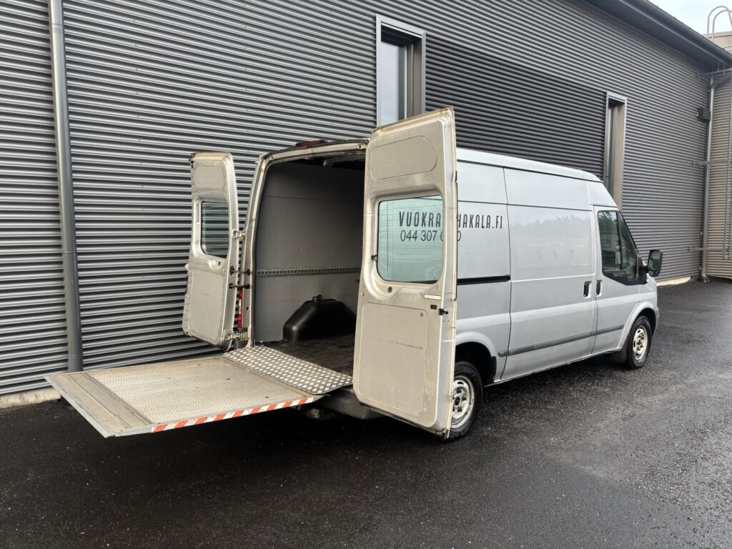 pakettiauto peränostimella