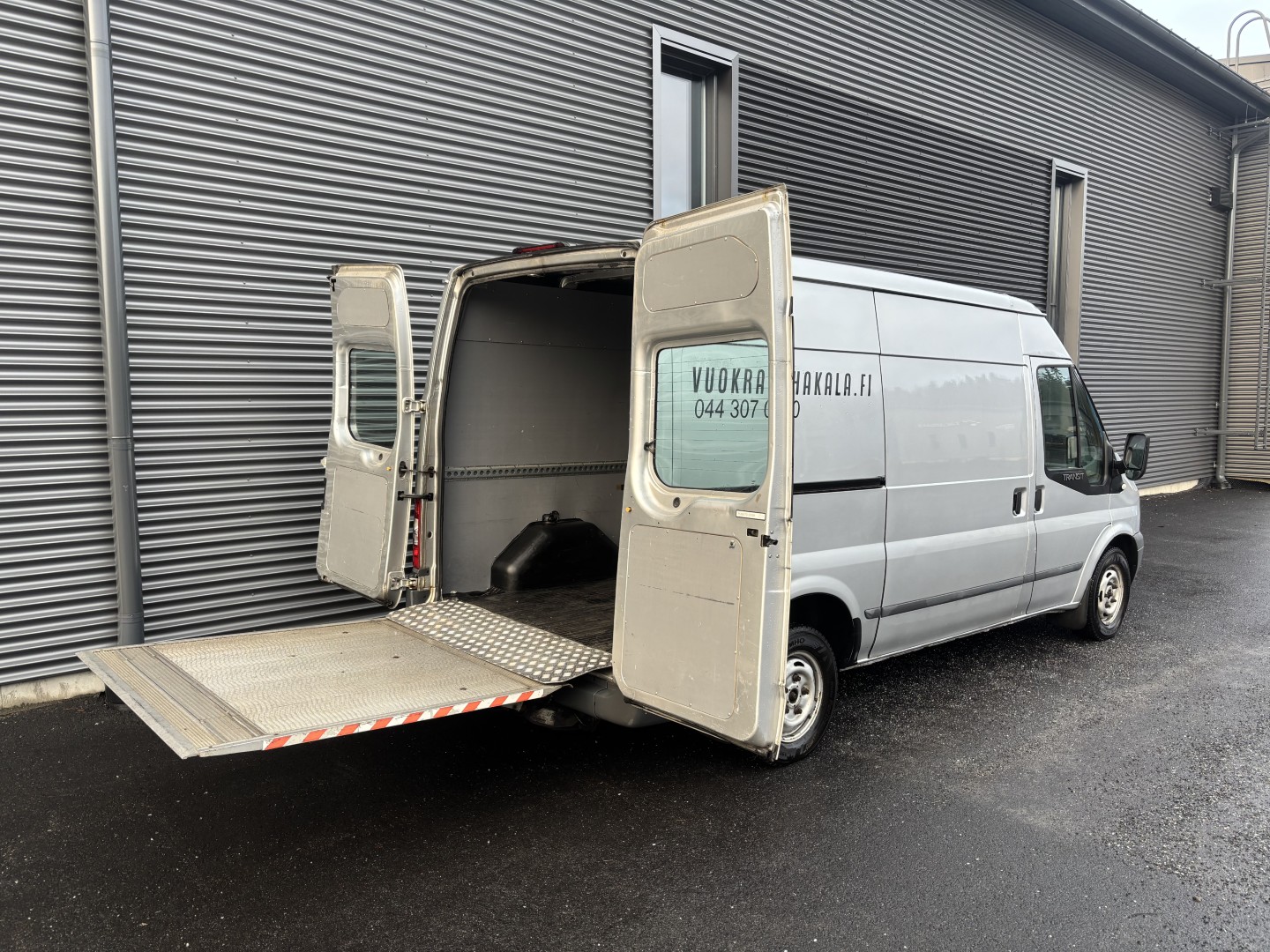 pakettiauto peränostimella